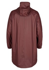 Bordová nepromokavá bunda s kapucí, dlouhými rukávy, elastickými manžetami a hladkým, lesklým povrchem. Má jednoduchý design a žádné viditelné kovové prvky.