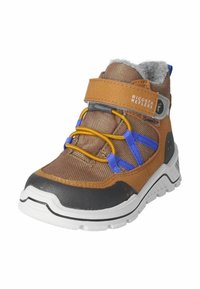 Bota de senderismo marrón con acentos grises y negros, que presenta un forro suave, cordones elásticos amarillos y una correa de velcro para un ajuste seguro.