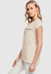 Merchcode JUST START - T-shirts print - whitesand