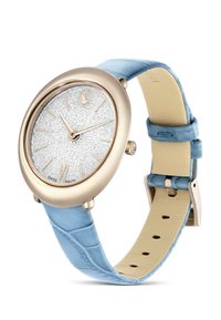 Orologio rotondo con quadrante argentato glitterato, indici delle ore color oro e cinturino in pelle blu con motivo coccodrillo. Made in Switzerland. Fibbia regolabile.