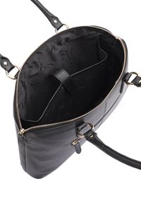 Zwarte leren handtas met gouden rits, dubbele handvatten en een verdeeld binnencompartiment met een beveiligingsriem.