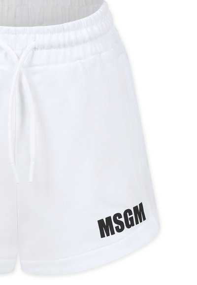 Pantaloni corti bianchi in cotone con vita elasticizzata e coulisse. Presenta il marchio MSGM nero sul lato sinistro in basso. Texture liscia.