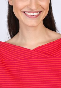 Rot- und rosafarbener gestreifter Oberteil mit V-Ausschnitt. Der Stoff wirkt glatt und betont einen eleganten Hals. Deutliche Textur durch die Streifen.