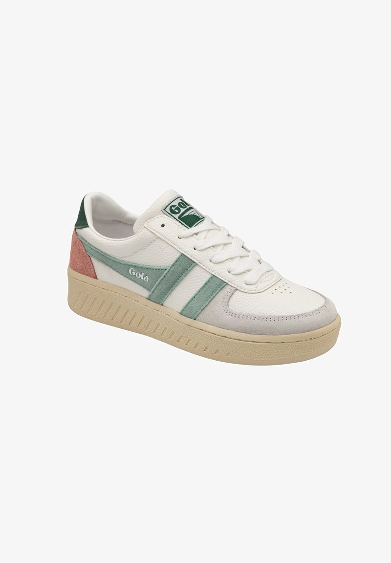 Witte sneaker met groene en roze accenten, gemaakt van leer en suedine, met een gestructureerde tussenzool en opvallende branding op de tong.