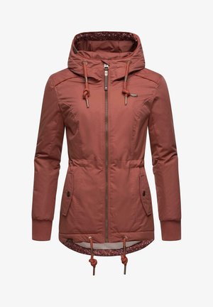 Rostfärgad jacka med dragkedja fram, justerbar huva, snörning i midjan och nederkant, samt två sidofickor. Inuti har den ett mönstrat foder.