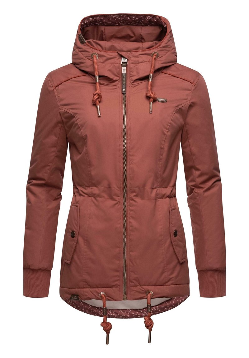 Jacket v rustovej farbe so zipsom vpredu, nastaviteľnou kapucňou, šnúrkami v páse a na spodnom leme a dvoma bočnými vreckami. Vo vnútri má vzorovanú podšívku.