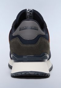 Sneaker blu navy e grigia con tallone in suede, sovrapposizione in rete, suola in gomma rinforzata e logo sul retro. Accenti testurizzati in marrone.
