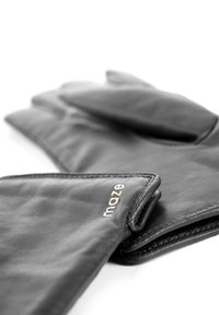 Sorte læderhandsker med en glat tekstur, der har en syet søm og en lille guldfarvet logo med teksten "maze" nær manchetterne.