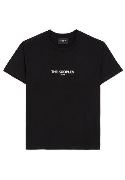 Melna kokvilnas t-kreksa ar īsām piedurknēm un apaļu kakla izgriezumu. Priekšpusē ir balti burti: "THE KOOPLES PARIS", bez papildu dizainiem.