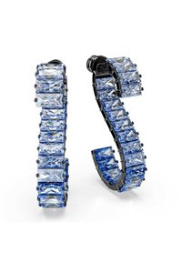 Blå och klara rektangulära ädelstensörhängen i en böjd, hoopsdesign med metall detaljer. Har en klorinställning och polerad yta.