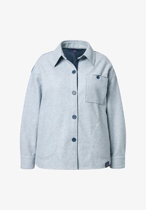 Světlý šedý fleecový kabátek s límečkem, modrými knoflíky, jednou náprsní kapsou a bočními kapsami. Má tmavě modré akcenty na ramenou.