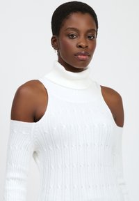 INFLUENCER OFF-SHOULDER - Maglione - milk