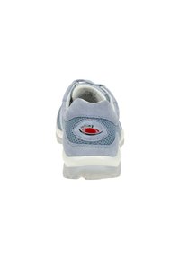 Zapatilla deportiva de color azul claro con materiales de ante y malla; cuenta con una suela de goma blanca y un detalle del logo en el costado. Diseño de punta redondeada.