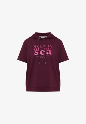 Kortærmet vinrød hættetrøje med lyserød tekst "Scents of the sea" og snore, afslappet pullover.
