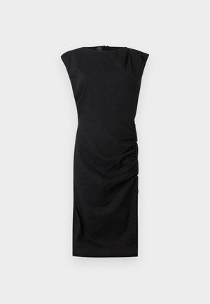 Μαύρο φόρεμα χωρίς μανίκια, μήκους μέχρι το γόνατο, με ρυτιδωτές λεπτομέρειες και χρυσά κουμπιά κατά μήκος της δεξιάς πλευράς.