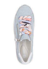 Baskets en suède bleu clair avec des lacets à motifs rose, bleu et orange. Elles présentent une fermeture éclair sur le côté et une semelle blanche. Doublure intérieure douce.