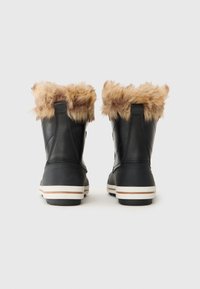 Stivali neri impermeabili con colletto in pelliccia sintetica, caratterizzati da un design imbottito, suola intermedia bianca con strisce marroni e suole testurizzate per una migliore aderenza.