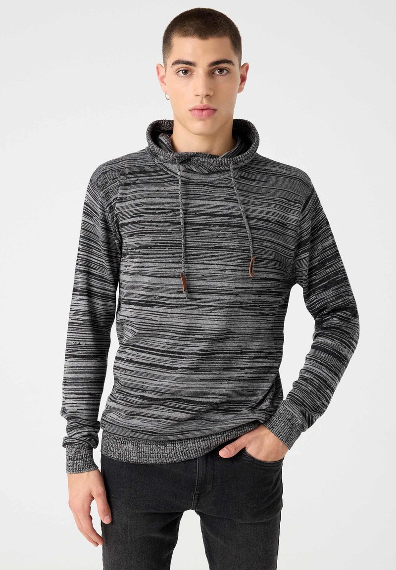 Sudadera ligera con capucha en patrón de rayas grises y negras, que presenta un cuello alto con cordones ajustables y puños acanalados en las mangas y el dobladillo.