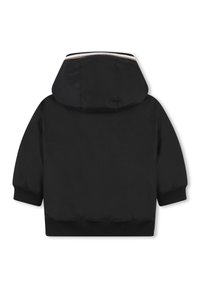 Veste à capuche noire en tissu lisse avec des poignets et une taille côtelés. Présente une bordure contrastante au niveau du col. Design simple, sans logos visibles.