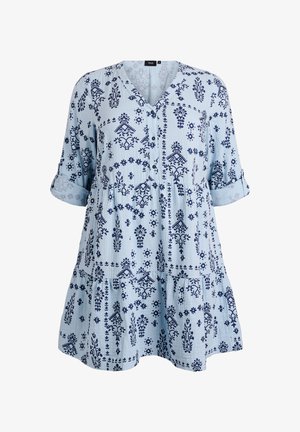 Hellblaue Bluse mit marineblauem Blumenmuster, V-Ausschnitt, dreiviertel Ärmeln mit aufgerollten Manschetten und gestaffeltem Design. Knackige Stoffstruktur.