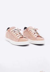 Lyserøde lædersneakers med hvide gummisåler, prydet med teksturerede detaljer, perforeringer og farverige perler på snørebåndene.