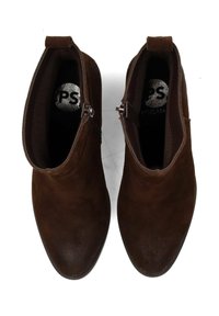 Botas de tobillo de ante marrón con punta afilada y cierre de cremallera lateral, con una plantilla texturizada y suela de goma estriada.