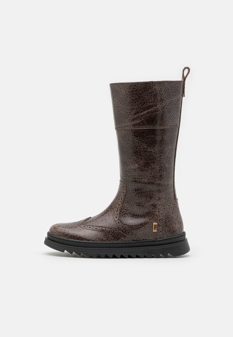 Botte haute en cuir marron pour femme avec finition texturée, languette à l'arrière et semelle noire rainurée sur fond blanc.