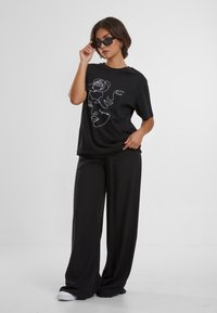 Mister Tee ONE LINE ROSE - Print T-shirt - black