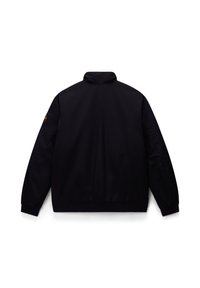 Giubbotto bomber nero con collare alto, polsini ed elastico in vita. Presenta una patch con logo sulla manica sinistra e una superficie liscia e lucida.