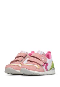 Sneakers rosa in suede e bianchi in sintetico con doppie chiusure in Velcro, accenti multicolore e suola in gomma testurizzata. Dettaglio verde sul tallone.