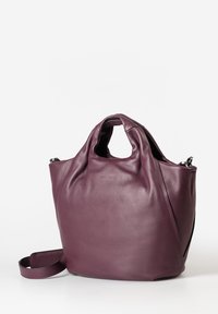 Borsa a mano in pelle viola con superficie texturizzata, manici superiori arrotondati e una tracolla regolabile. Design semplice senza hardware visibile.