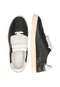 Sneaker in pelle nera con dettagli bianchi, design senza lacci e cinturino testurizzato con branding "MNH". Suola in gomma bianca spessa.