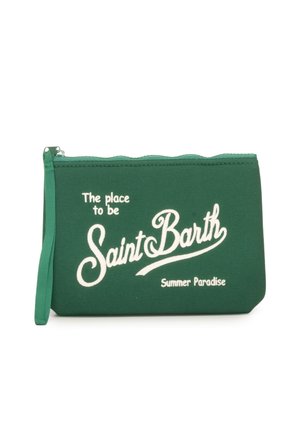 Bustina in tessuto verde con cerniera e cinturino da polso, con scritta bianca "The place to be Saint Barth Summer Paradise" sul davanti.