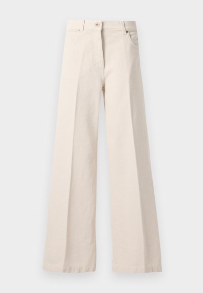 Pantaloni bej cu talie înaltă, cu picioare largi, cu nasture frontal, fermoar, bucle pentru curea și buzunare laterale, pe un fundal deschis.