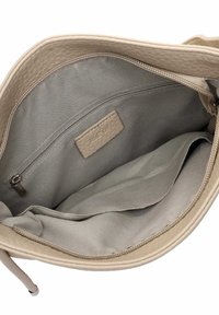 Beige Lederhandtasche Innenraum mit grauem Stofffutter, ausgestattet mit einer Reißverschlusstasche und einem glatten, geräumigen Fach.