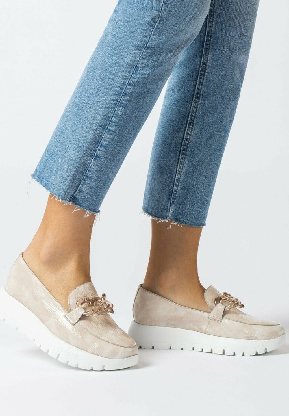 outfit con botas timberland azules mujer