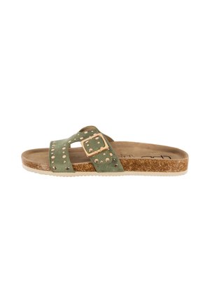 Sandale mule en daim vert avec semelle en liège, boucle dorée et clous métalliques circulaires sur la bride, sur fond blanc.