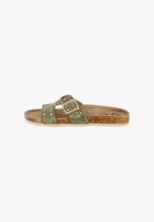 Sandale mule en daim vert avec semelle en liège, boucle dorée et clous métalliques circulaires sur la bride, sur fond blanc.