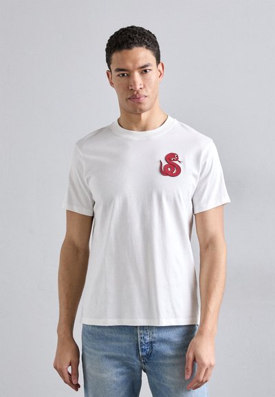 sandro SNAKE TEE - T-shirt imprimé - optic white