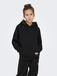 Melns džemperis ar kapuci, priekšējo kengura kabatu, ribotu aproci un etiķeti ar sirds motīvu apakšmalā. Mīksts, viegls audums.