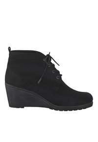 Bottines en suède noir avec un talon compensé, dotées d'un design à lacets, d'une texture lisse et de détails de couture subtils sur le côté.