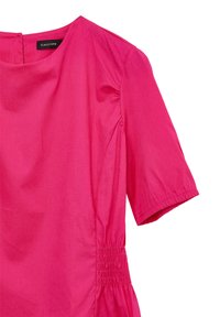 Blusa corta a maniche corte di colore rosa brillante con scollatura tonda, vita elastica ai lati e zip visibile sul retro, etichettata "CALLIOPE."