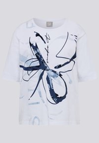 Weißes Baumwoll-T-Shirt mit kurzen Ärmeln, das ein blaues abstraktes Design und Paillettenakzente aufweist, ergänzt durch ein handgeschriebenes Textdetail.