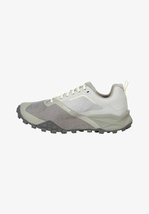 Zapatilla de trail running en gris claro y beige con suela rugosa, parte superior de malla, cierre con cordones y cuello acolchado para el soporte del tobillo.