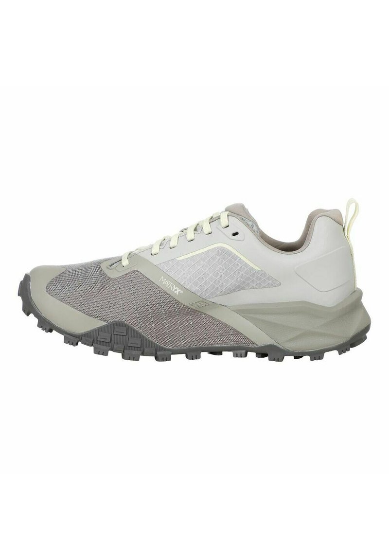 Hellgraue und beige Trailrunning-Schuhe mit robuster Sohle, Mesh-Obermaterial, Schnürung und gepolstertem Kragen für Knöchellschutz.