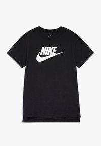Černé bavlněné tričko s velkým bílým logem Nike a designem swoosh na přední straně, s kulatým výstřihem a krátkými rukávy.