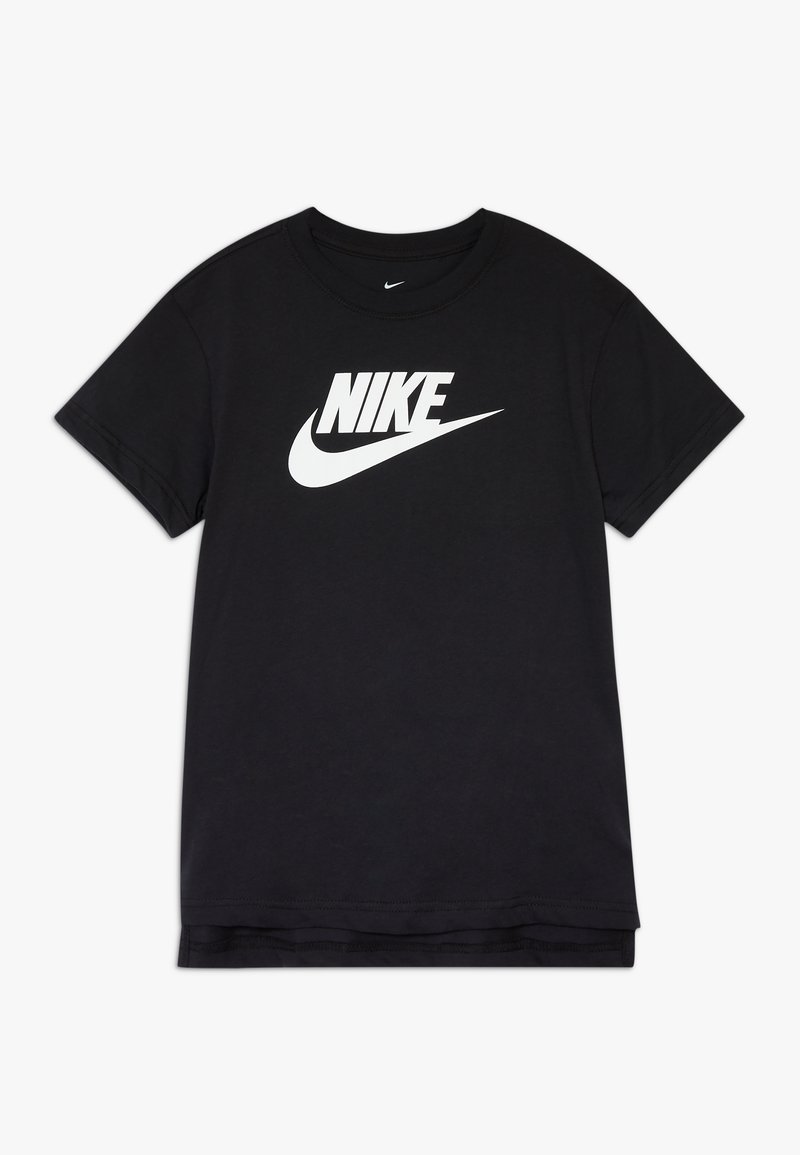 Černé bavlněné tričko s velkým bílým logem Nike a designem swoosh na přední straně, s kulatým výstřihem a krátkými rukávy.