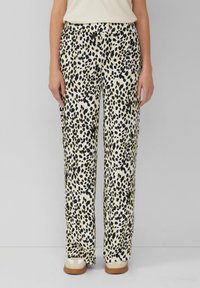 Leopardenmusterhosen mit beigem Hintergrund, weit geschnittenem Design und elastischem Bund. Das Material wirkt weich mit einer glatten Textur.
