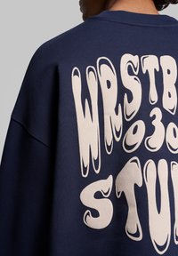 WRSTBHVR FLYNN SWEATSHIRT - Sweatshirt - outer space