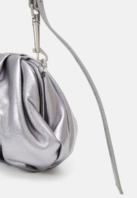 Sølvmetallic håndtaske med plisseret design, der har en klipslås og en slank rem til bæreevne. Glat tekstur med en subtil glans.